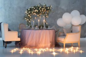 Wedding decoration with roses, lamps and balloons